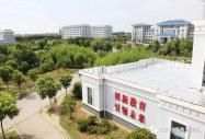 北京八维集团是如何实践校园文化建设和思想教育的呢？
