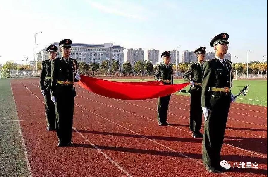 嘹亮的口号，整齐的步伐， 这是八维教育宿迁校区国旗护卫队的小伙们