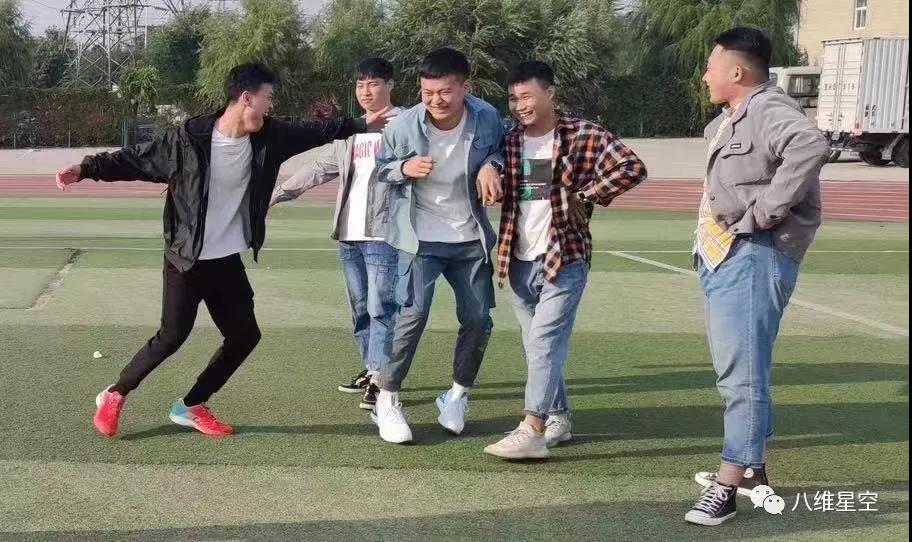 在八维学校，我学会了感恩、努力、坚持